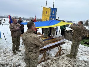 У громаді на Тернопільщині поховали воїна Олександра Черненка