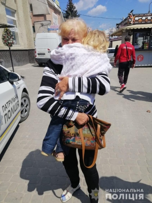 Дівчинку, яка загубилась на ринку у Тернополі, повернули бабусі