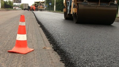 На Тернопільщині ремонтувати дороги державного значення не припиняють і у вихідні