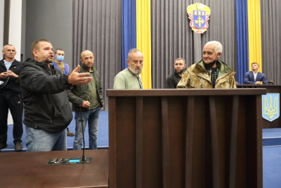 Сесія Тернопільської облради сьогодні не відбулася: депутати не з’явились, але прийшли ветерани (фоторепортаж)