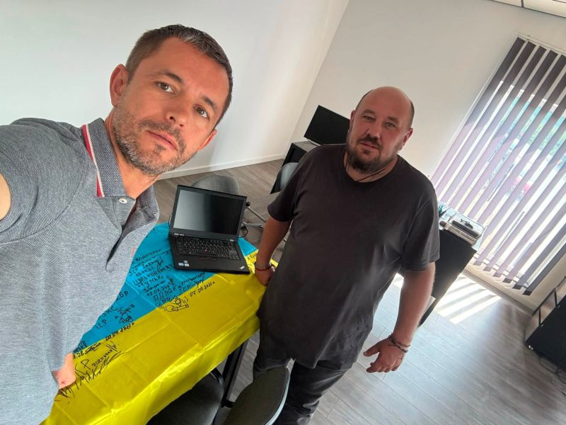 Волонтери «Української команди» зі Збаражчини передали військовим ноутбук, медикаменти та інструменти