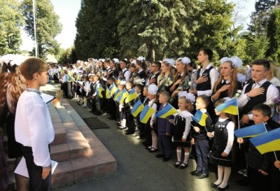 Школа у Вишнівці отримала новенькі парти від Володимира Кравця