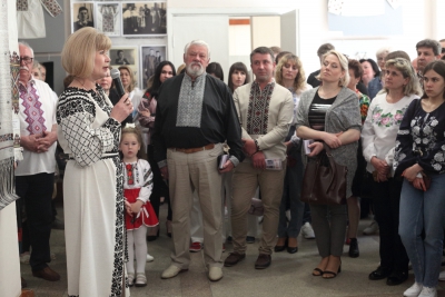 На виставці у Тернополі показали вишиванки Залозецької громади з минулого століття (фото, відео)