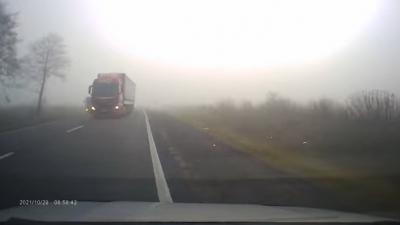 Вантажівка на зустрічній смузі: на Тернопільщині мало не трапилася аварія (відео)