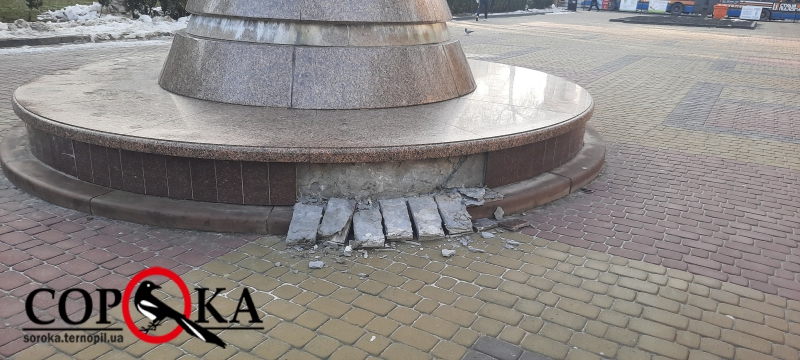 У Тернополі руйнується підніжжя пам&#039;ятника Крушельницькій (фотофакт)