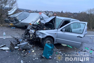 Вщент розтрощені автівки та п&#039;ятеро постраждалих: у Тернопільському районі трапилася ДТП