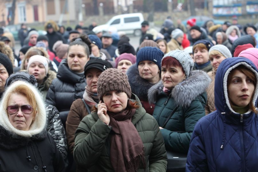 Налякані жителі Тернопільщини масово згуртувалися проти приїзду евакуйованих з Китаю (фоторепортаж)