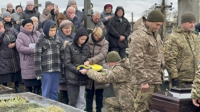 У селі на Тернопільщині в останню дорогу провели захисника Володимира Бендеру