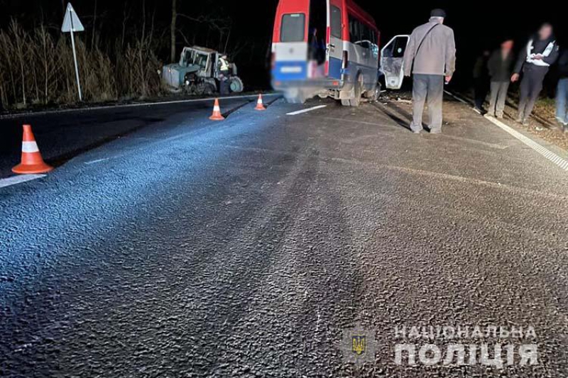 На Тернопільщині рейсовий автобус врізався у трактор