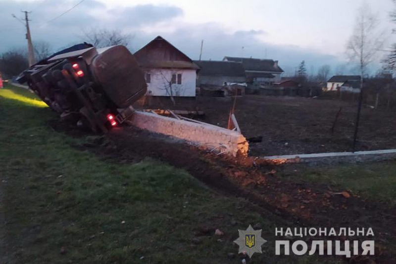 Смертельна ДТП на Тернопільщині: водій вантажівки врізався в залізобетонну огорожу