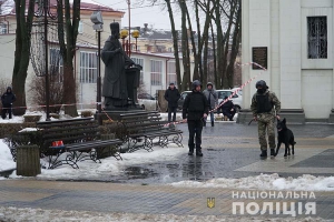 У Тернополі поліцейські встановлюють особу чоловіка, який залишив невідомий предмет біля однієї із церков