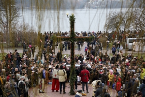 Тисячі тернополян зачерпнули святої води на набережній ставу (фоторепортаж)