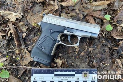 Поліцейські Тернопільщини зупинили чоловіка зі зброєю