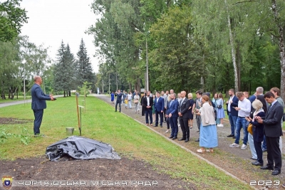 У парку Чорткова висадили алею дерев