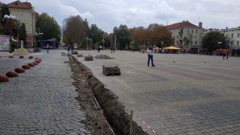 Що ремонтують на Театральній площі Тернополя?