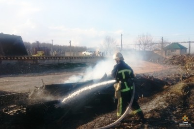 На Тернопільщині вогонь знищив залізничні шпали (фото)