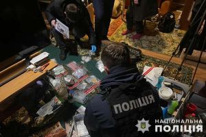 Поліцейські Тернопільщини викрили злочинну групу наркоторговців