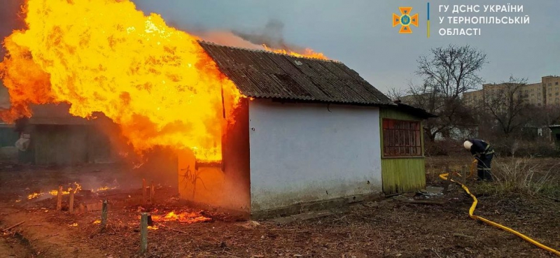 У Тернополі горів дачний будинок