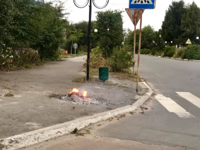 У місті на Тернопільщині посеред вулиці підпалили сміття (фотофакт)