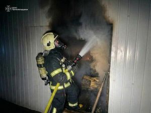 На Тернопільщині вночі горів склад: вогонь охопив 700 м² покрівлі