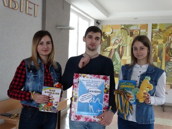 Тернопільські «студенти-джини» зібрали кошти на подарунки діткам