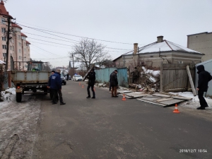 На перехресті вулиць А. Чайковського та Льва Толстого уТернополі демонтували 25-метровий дерев’яний паркан