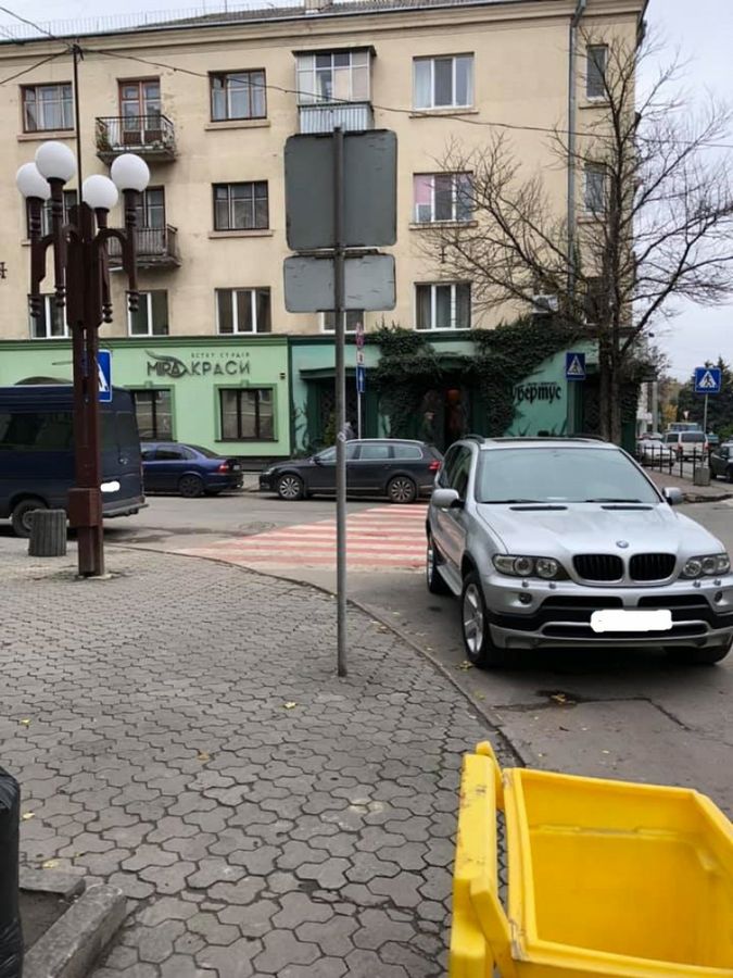 Тернопільські водії залишили автівки просто на переході в центрі міста (фотофакт)