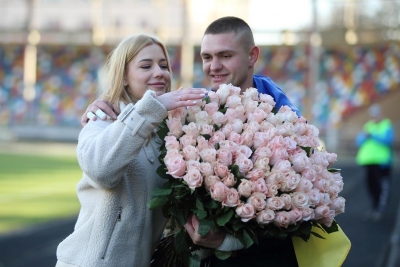 Воротар «Ниви» освідчився коханій просто на стадіоні у Тернополі (фотофакт)