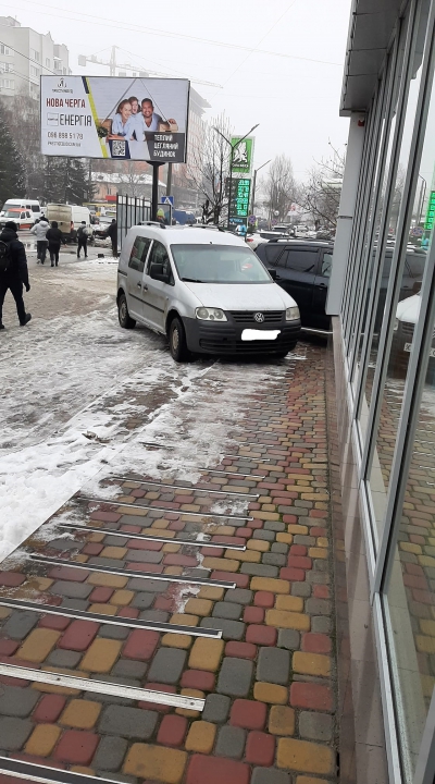 У Тернополі невідомий водій заблокував шлях мамам з колясками (фотофакт)