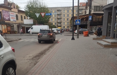 У Тернополі водій залишив авто на пішохідному переході (фотофакт)