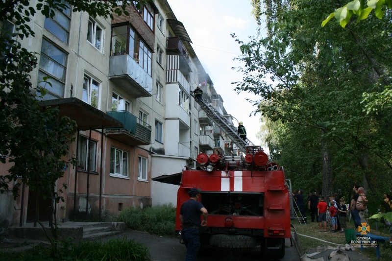 Знову пожежа у тернопільській багатоповерхівці: рятувальникам довелося евакуювати людей