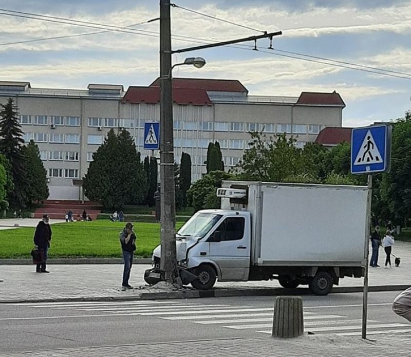 У Тернополі автомобіль врізався в електричний стовп (фотофакт)