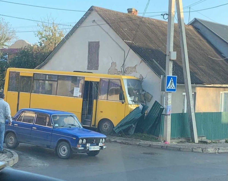 На Тернопільщині автобус в’їхав у житловий будинок (фотофакт)