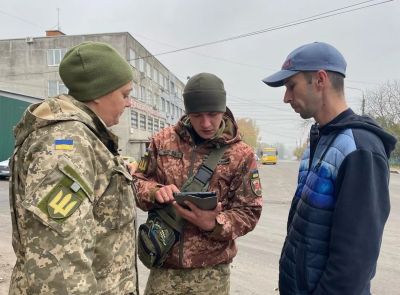 Військовослужбовці ТЦК та СП наголошують про відповідальність за перешкоджання їх діяльності