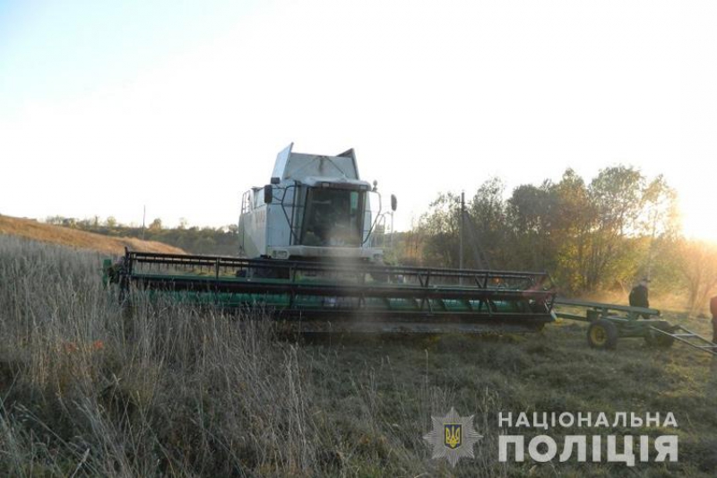 У полі на Зборівщині під колесами комбайна загинув чоловік
