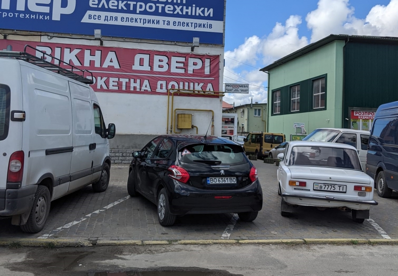 У Тернополі водії паркуються як їм заманеться