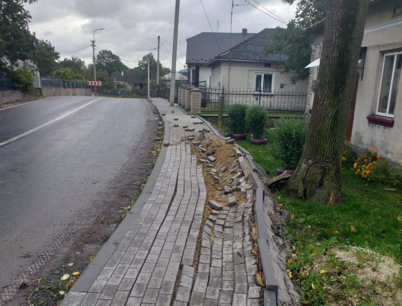 На Тернопільщині вантажівка, яка везла буряки, розтрощила тротуар (фотофакт)