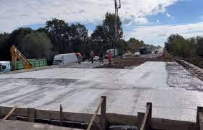 У Тернопільській області продовжують ремонтувати аварійний міст через річку Стрипа