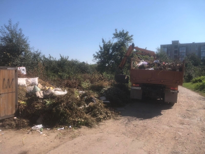 У місті на Тернопільщині прибрали стихійне сміттєзвалище