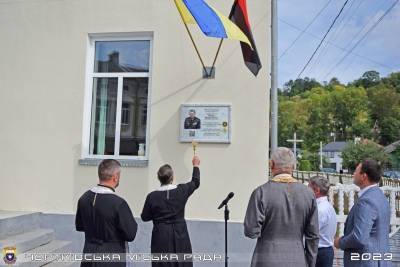 У місті на Тернопільщині відкрили меморіальну дошку генерал-лейтенанту Віктору Гвоздю