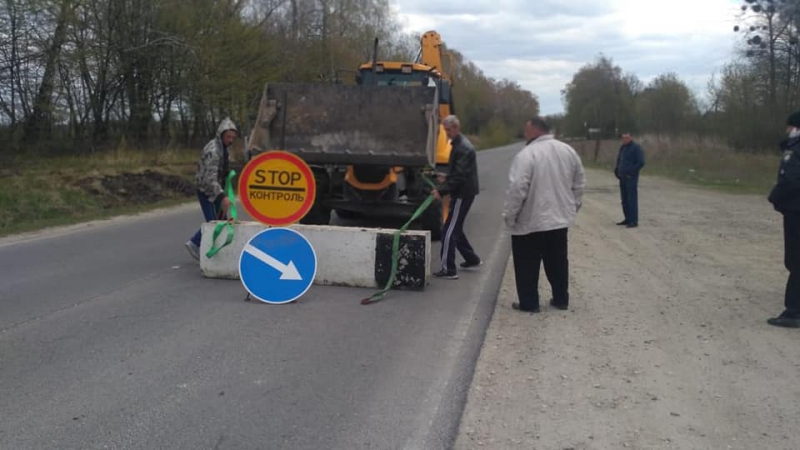 На в’їздах до Почаєва встановлюють блокпости, зможе заїхати лише спецтранспорт (фото)