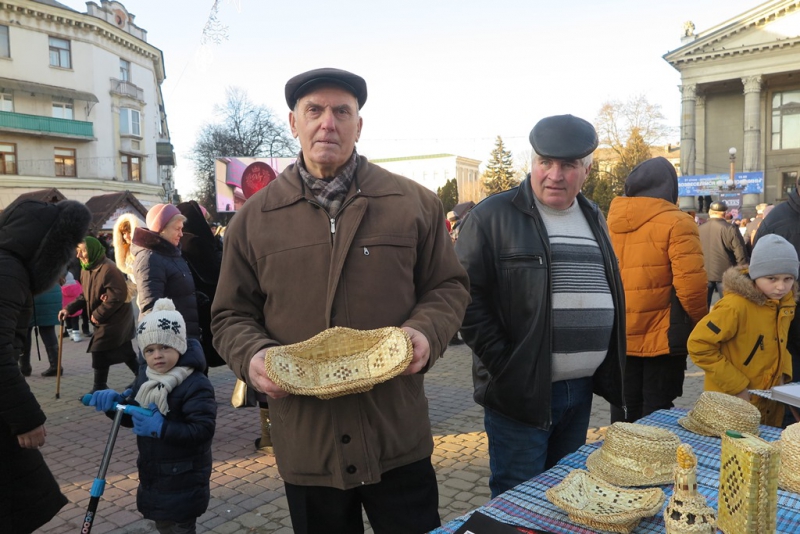 Умілець з Тернопільщини виплітає солом’яні капелюхи, кошики і навіть лебедів