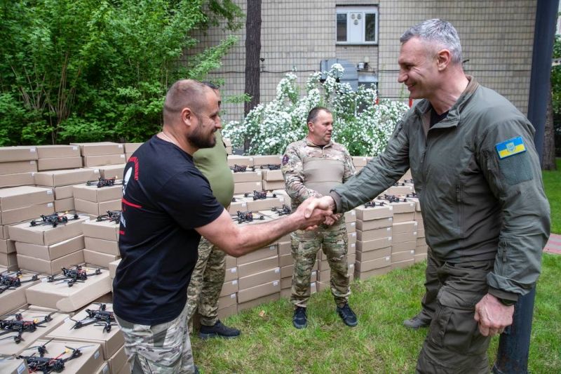 Віталій Кличко передав від громади Києва 72 бригаді 900 дронів, модифікованих під потреби підрозділу