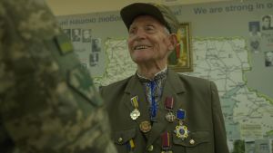 Почесною відзнакою Командувача ССО ЗСУ нагородили 94-річного політв’язня з Тернопільщини (ВІДЕО)