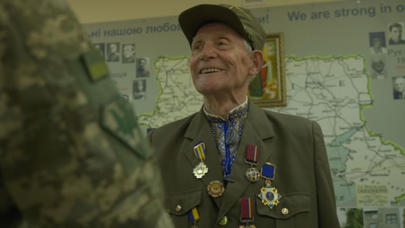 Почесною відзнакою Командувача ССО ЗСУ нагородили 94-річного політв’язня з Тернопільщини (ВІДЕО)