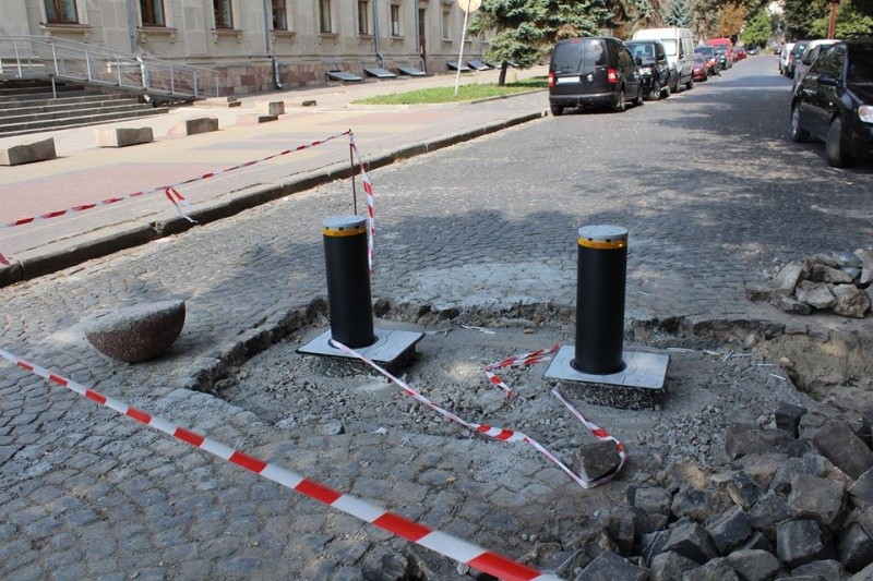 Біля Театрального майдану у Тернополі влаштувують автоматичні обмежувачі