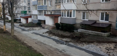 У Тернополі активно ремонтують прибудинкові території