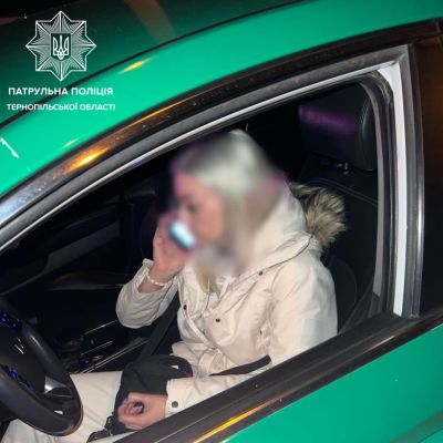 У Тернополі поліцейські затримали водійку &quot;під мухою&quot;: у її автівці знайшли наркотичні речовини
