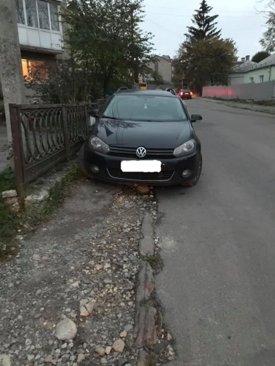 Тернопільські водії освоюють нові місця для паркування (фотофакт)