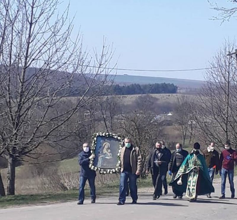 На Тернопільщині селом пронесли старовинну ікону, яка колись захищала від чуми